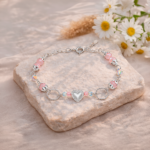 Pulsera plata 925 mujer con corazón y cristales rosados sobre base natural, estilo delicado y femenino