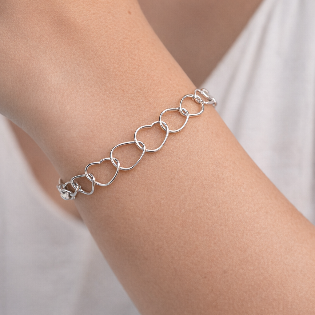 Pulsera de plata 925 para mujer con corazones usada en muñeca, diseño elegante y femenino