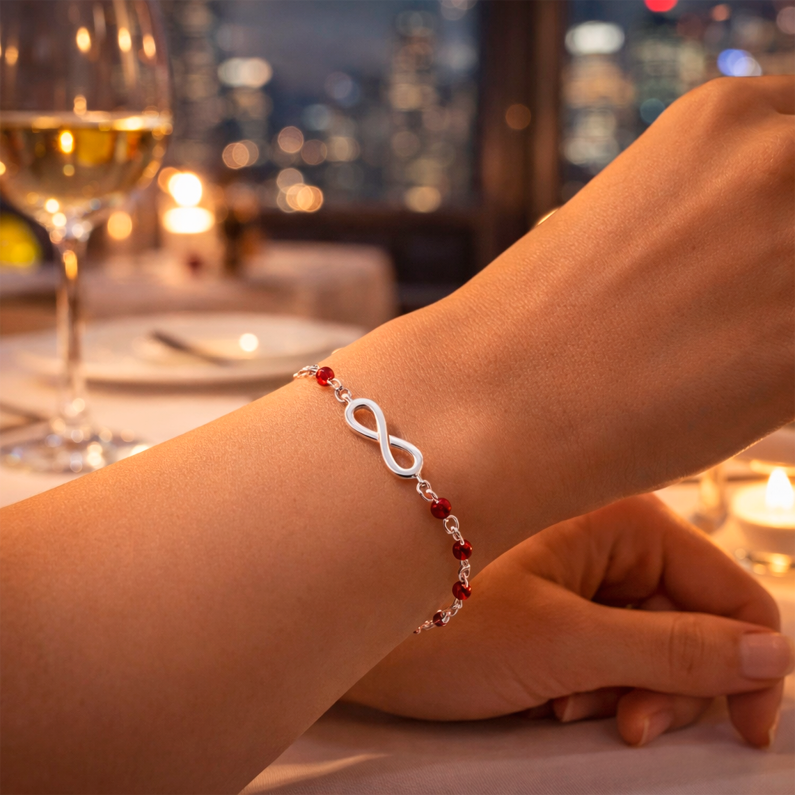 pulsera infinito plata 925 en muñeca mujer