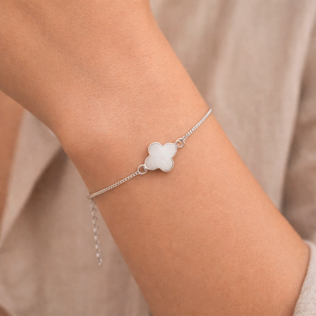 pulsera trébol plata 925 en muñeca mujer