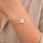 pulsera trébol plata 925 en muñeca mujer