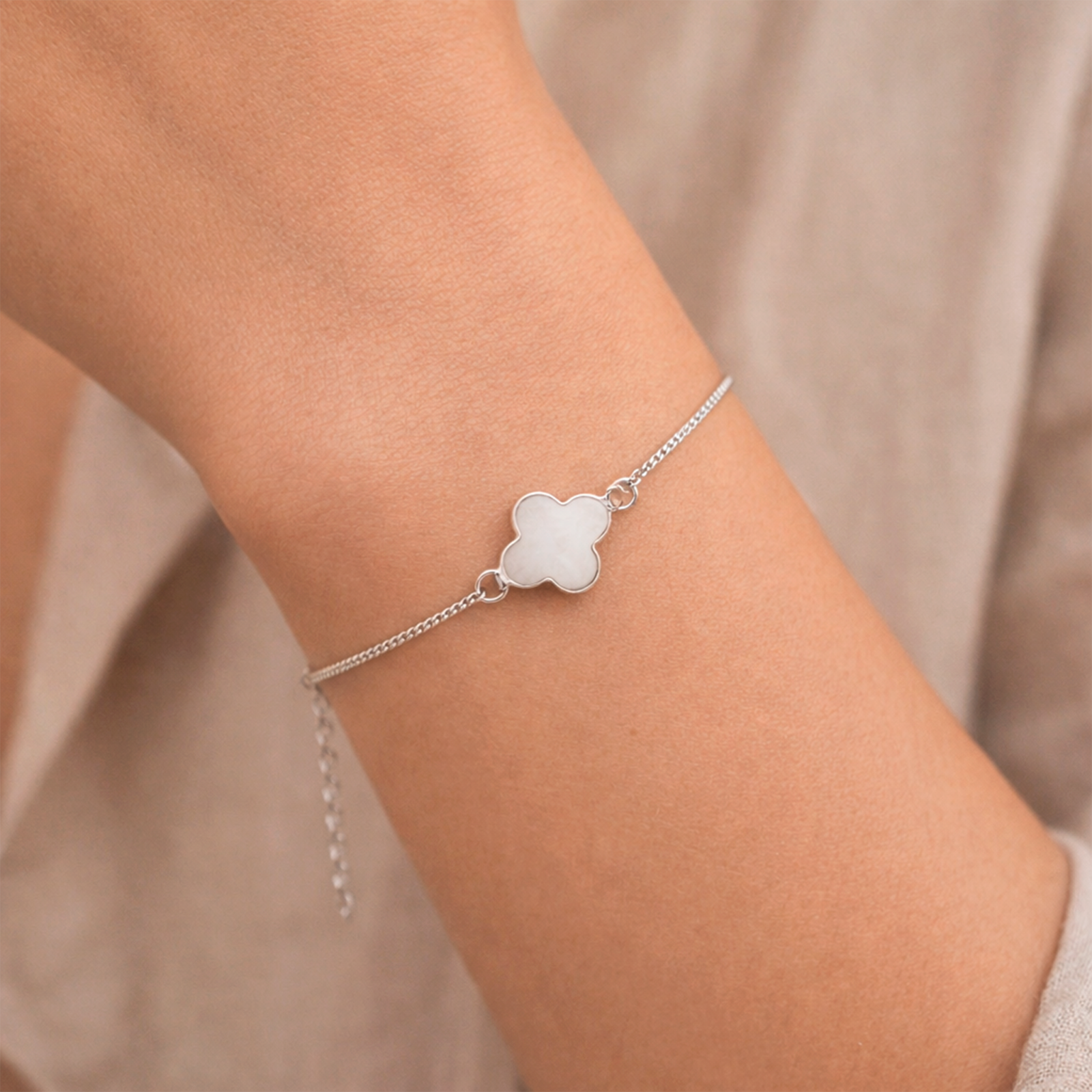 pulsera trébol plata 925 en muñeca mujer