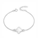 Pulsera Trébol de Nácar en Plata 925 Ajustable | Glow Secret Pulsera Trébol de Nácar en Plata 925 Ajustable de Glow Secret, con cadena veneciana fina y trébol de cuatro hojas en nácar blanco.