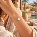 Pulsera Trébol de Nácar Plata 925 en Mujer | Glow Secret Mujer luciendo la Pulsera Trébol de Nácar en Plata 925 Ajustable de Glow Secret, con delicado trébol de cuatro hojas y cadena plateada.
