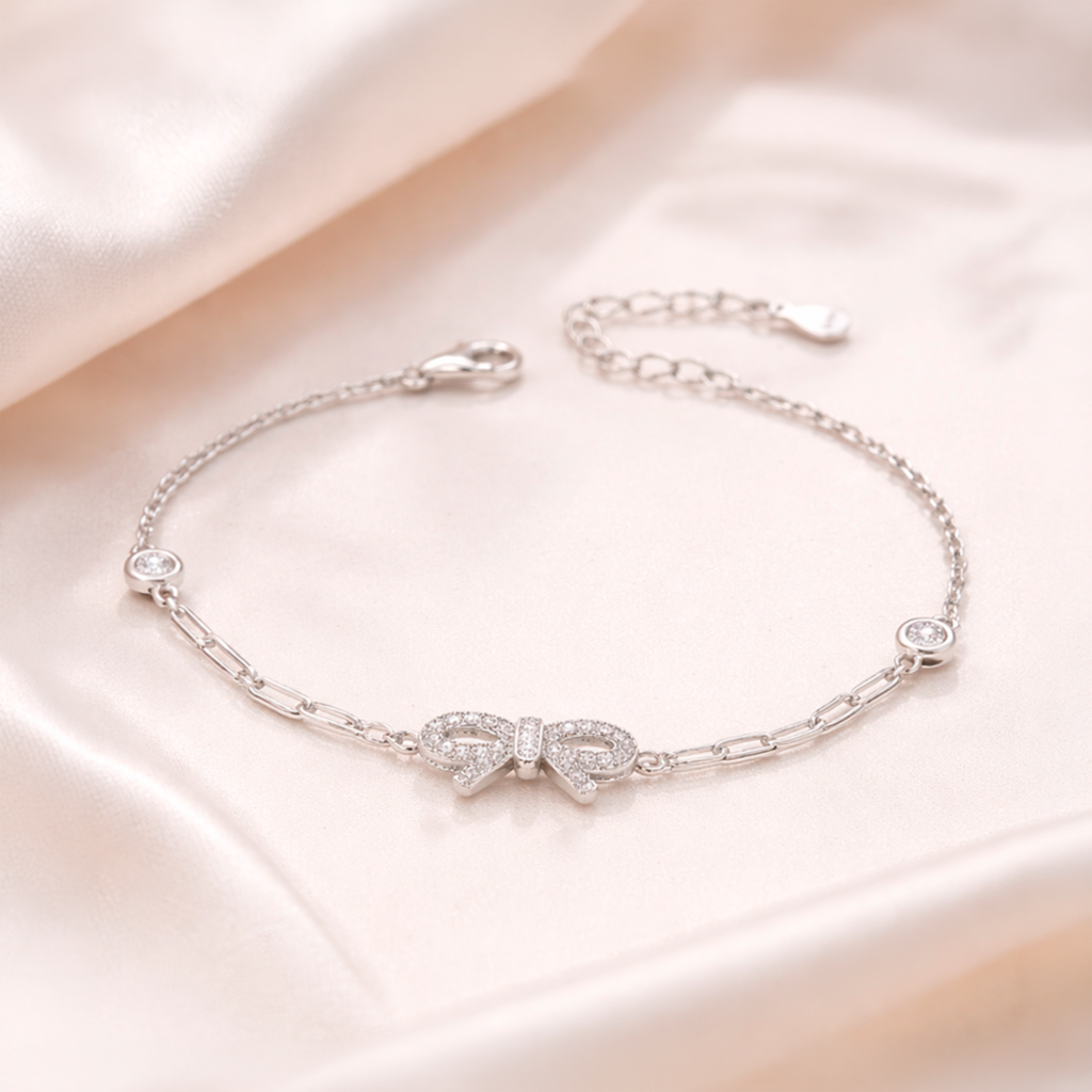 Pulsera Plata 925 Mujer Lazo con Punto de Luz - Glow Style Pulsera lazo plata 925 mujer con punto de luz sobre fondo elegante estilo lifestyle Glow Secret