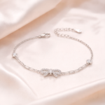 Pulsera lazo plata 925 mujer con punto de luz sobre fondo elegante estilo lifestyle Glow Secret