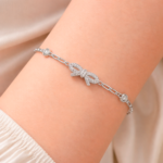 Pulsera lazo plata 925 mujer con punto de luz usada en muñeca femenina diseño elegante para regalar