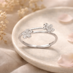 Anillo floral ajustable plata 925 en escena lifestyle con luz natural y estilo elegante
