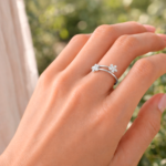 Anillo floral ajustable plata 925 en mano de mujer estilo elegante y delicado