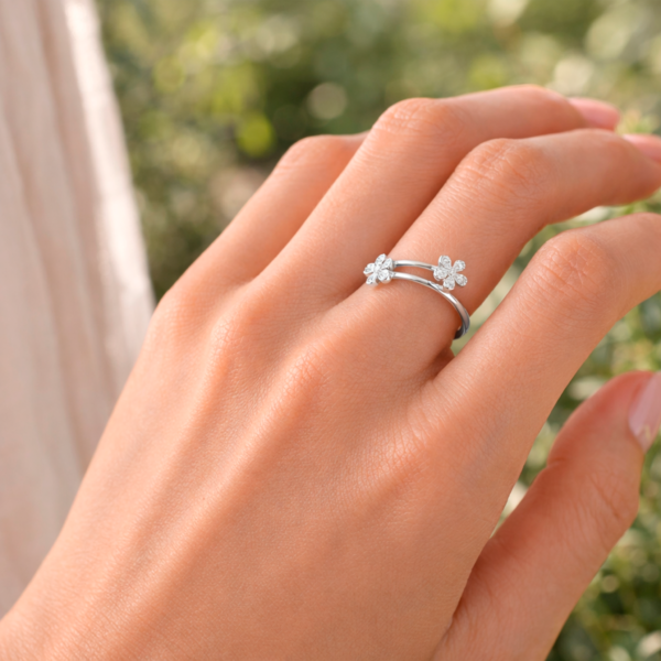 Anillo floral ajustable plata 925 en mano de mujer estilo elegante y delicado