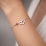 pulsera corazon fucsia plata 925 en muñeca mujer joya delicada