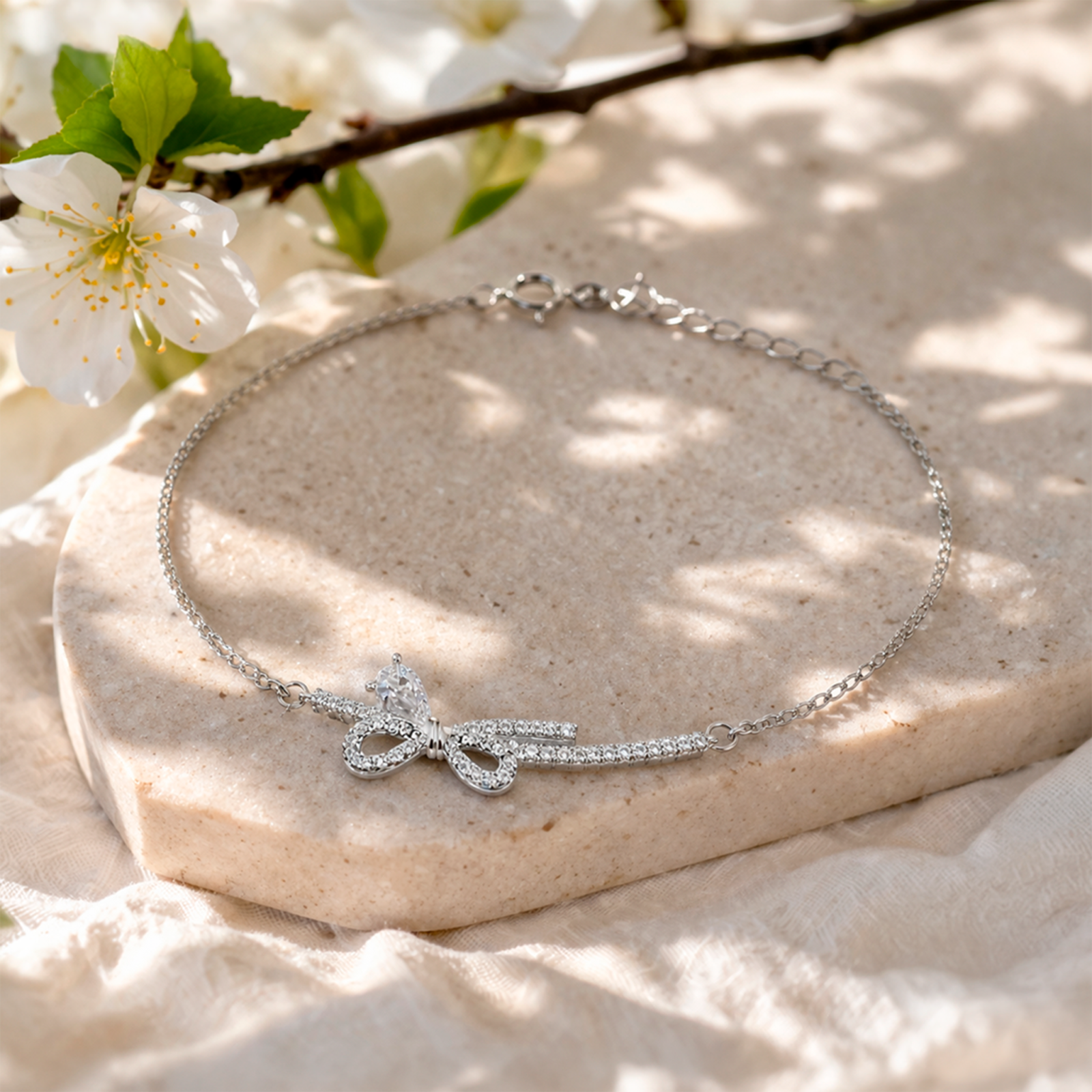 Pulsera plata 925 brillante ajustable en escena lifestyle elegante para regalo