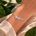 Pulsera plata 925 brillante ajustable en muñeca de mujer