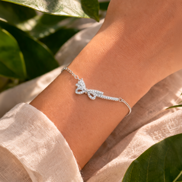 Pulsera plata 925 brillante ajustable en muñeca de mujer