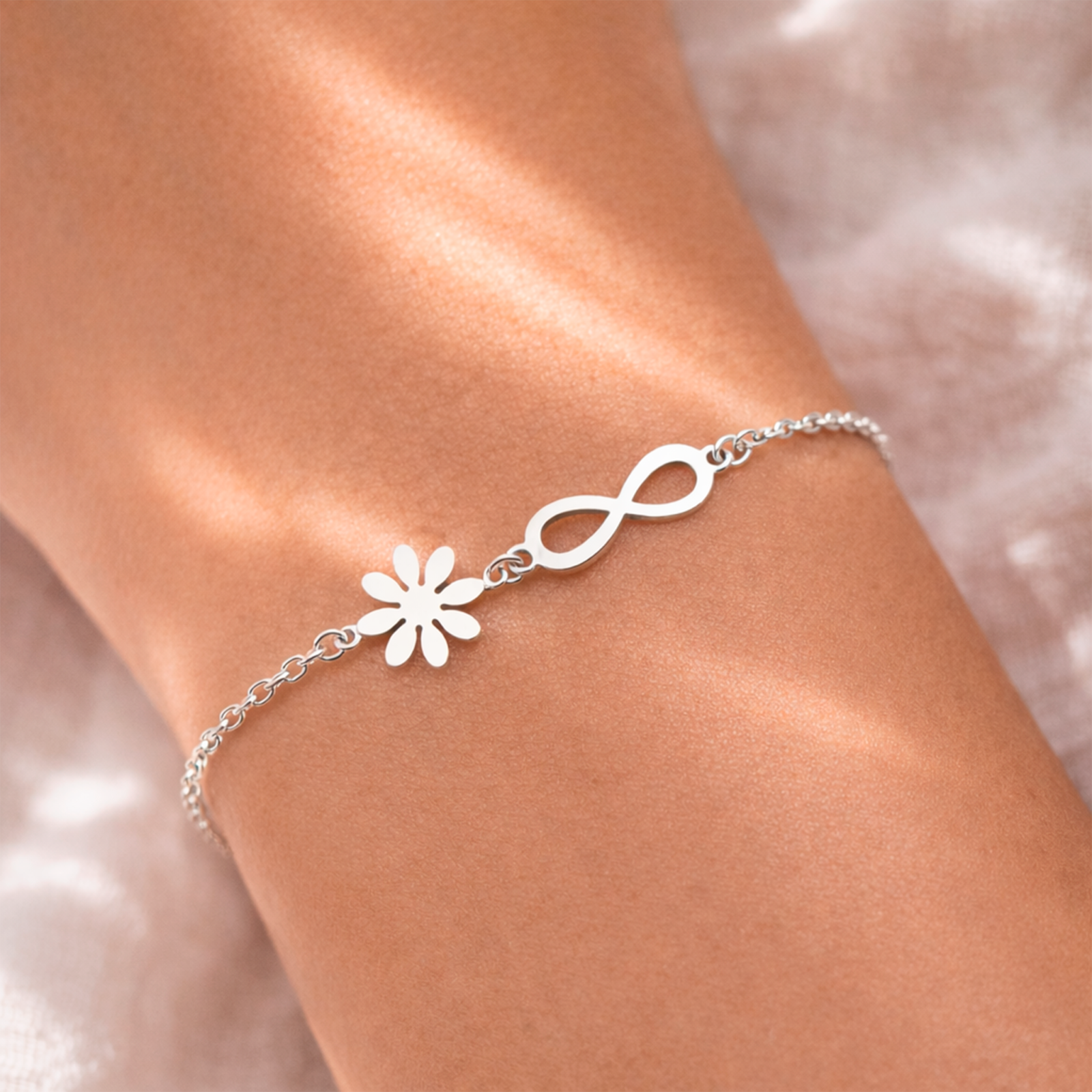 Pulsera plata 925 infinito mujer con flor e infinito en muñeca de mujer, joya minimalista y elegante Glow Secret
