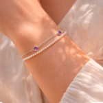 Pulsera Plata 925 Perlas Amatista puesta en muñeca mujer elegante
