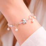 Pulsera plata 925 osito mujer en muñeca elegante