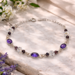 Pulsera plata fina 925 amatista mujer elegante sobre mármol life style