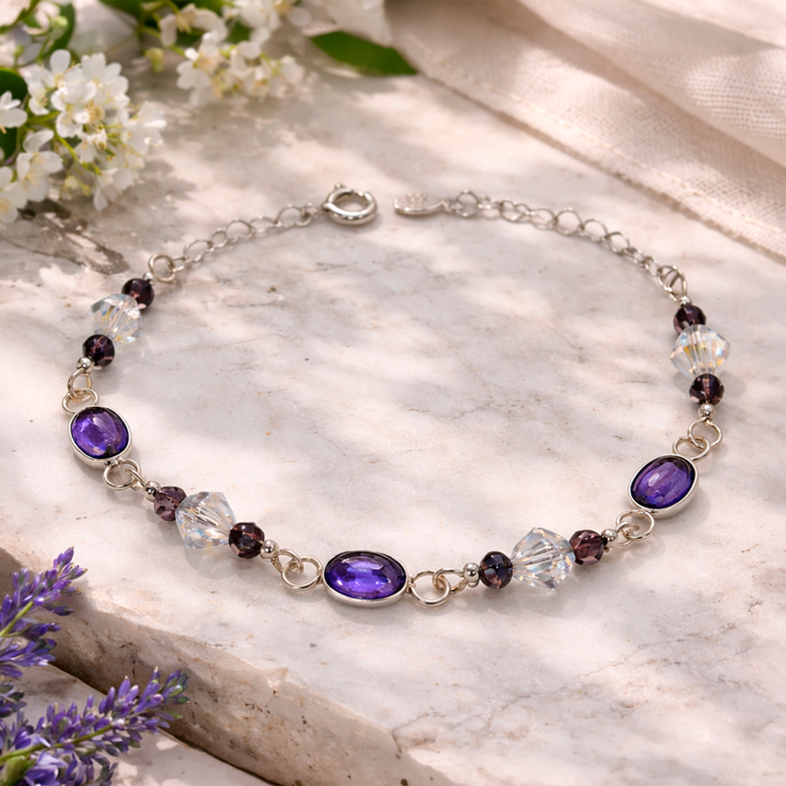 Pulsera plata fina 925 amatista mujer elegante sobre mármol life style