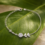 Pulsera Trébol Flor Plata 925 Ajustable para mujer con diseño floral zirconia ajustable sobre hoja verde natural