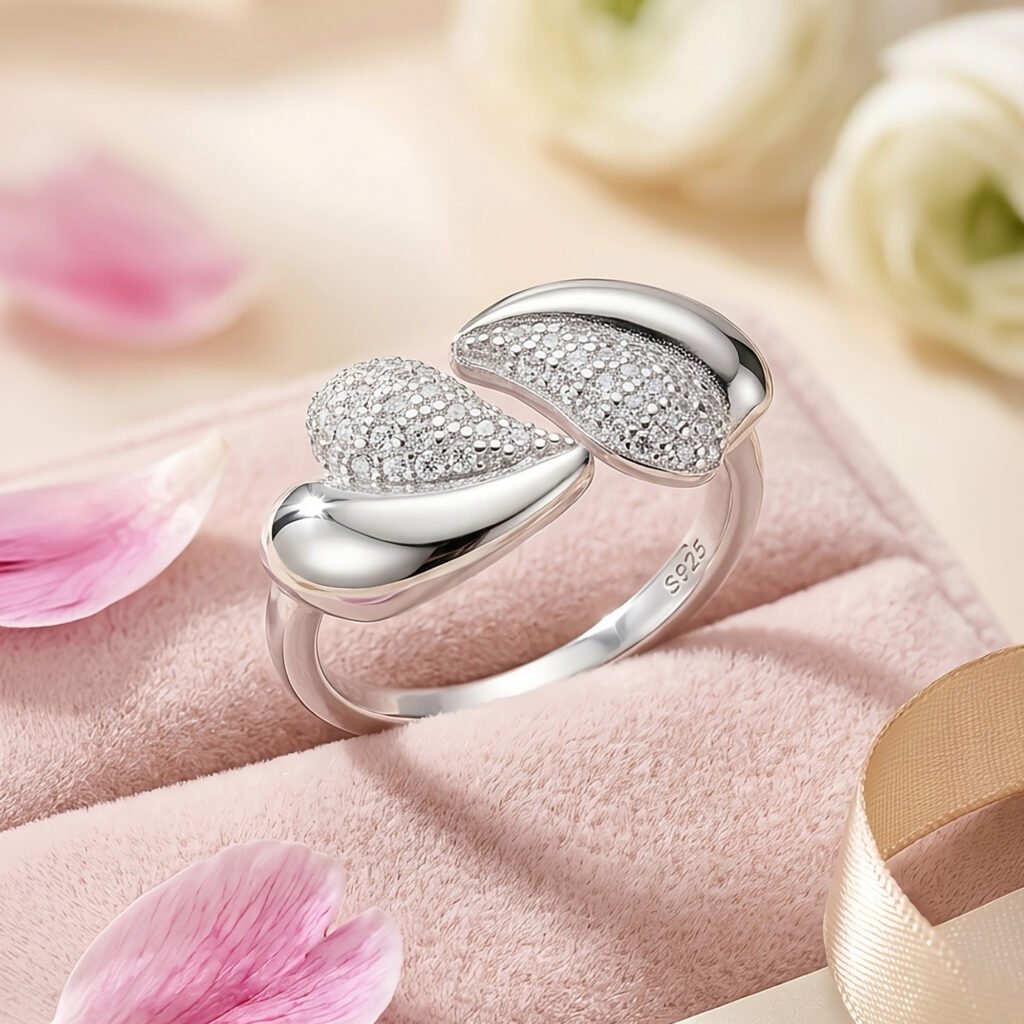 Anillo ajustable plata 925 mujer doble hoja con circon estilo chunky moderno sobre superficie elegante