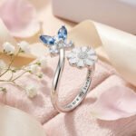 anillo-de-mariposa-y-flor-estilo-natural Anillo de Mariposa y Flor en contexto natural estilo delicado y femenino
