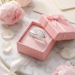 Anillo Doble Hoja Plata 925 Lifestyle | Glow Secret Anillo Doble Hoja Plata 925 Mujer Ajustable presentado en fotografía lifestyle con packaging premium de Glow Secret.