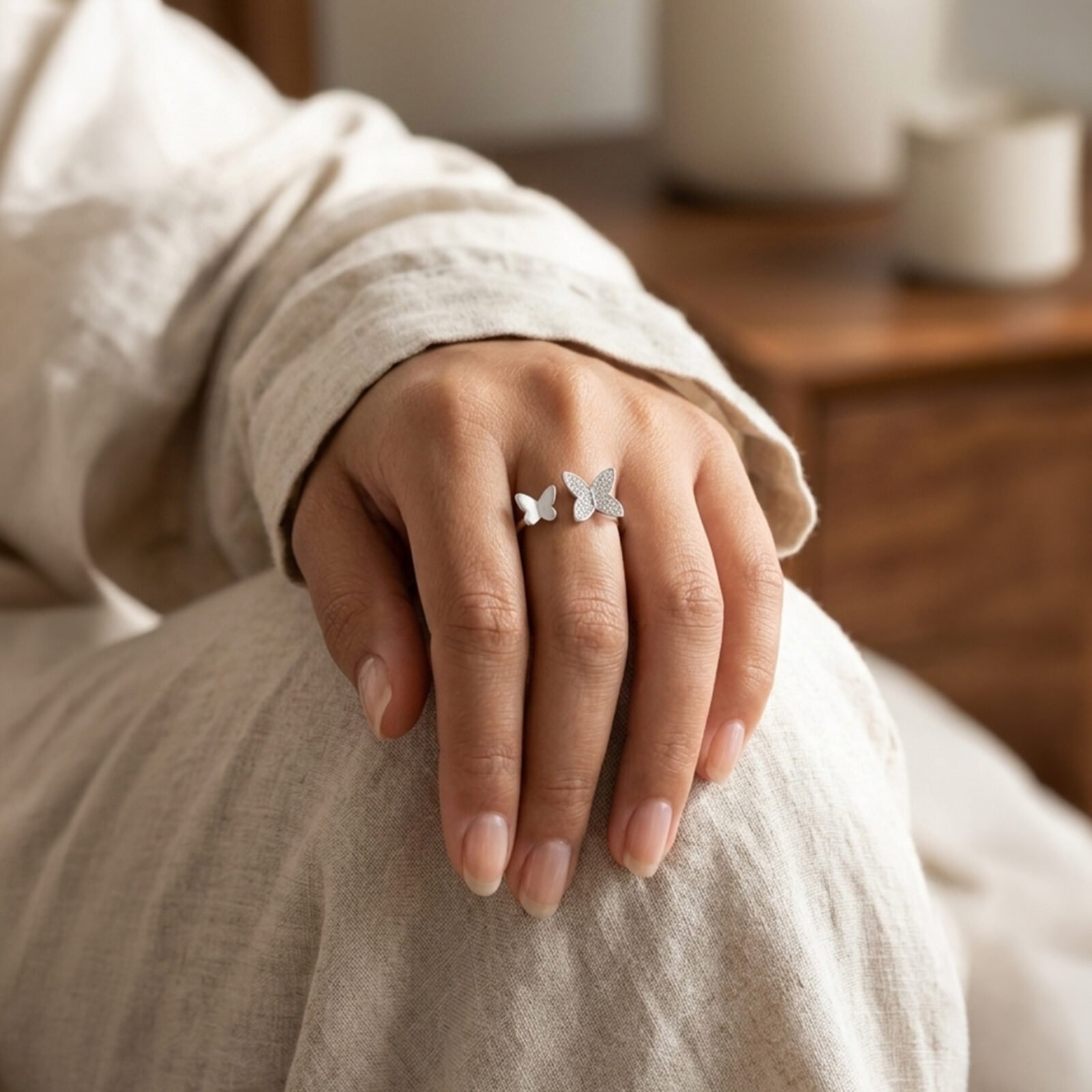 anillo-doble-mariposas-ajustable-en-mano-mujer Anillo Doble Mariposas Ajustable en Plata 925
