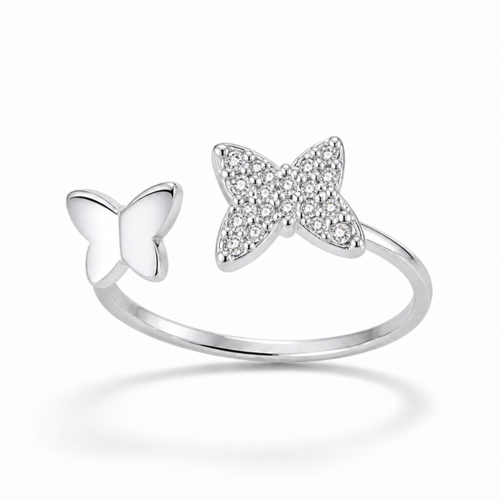 Anillo Doble Mariposas Ajustable en plata 925 con mariposas, una lisa y otra con zircones brillantes sobre fondo blanco