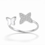 anillo-doble-mariposas-ajustable-plata-925-fondo-blanco Anillo Doble Mariposas Ajustable en plata 925 con mariposas, una lisa y otra con zircones brillantes sobre fondo blanco