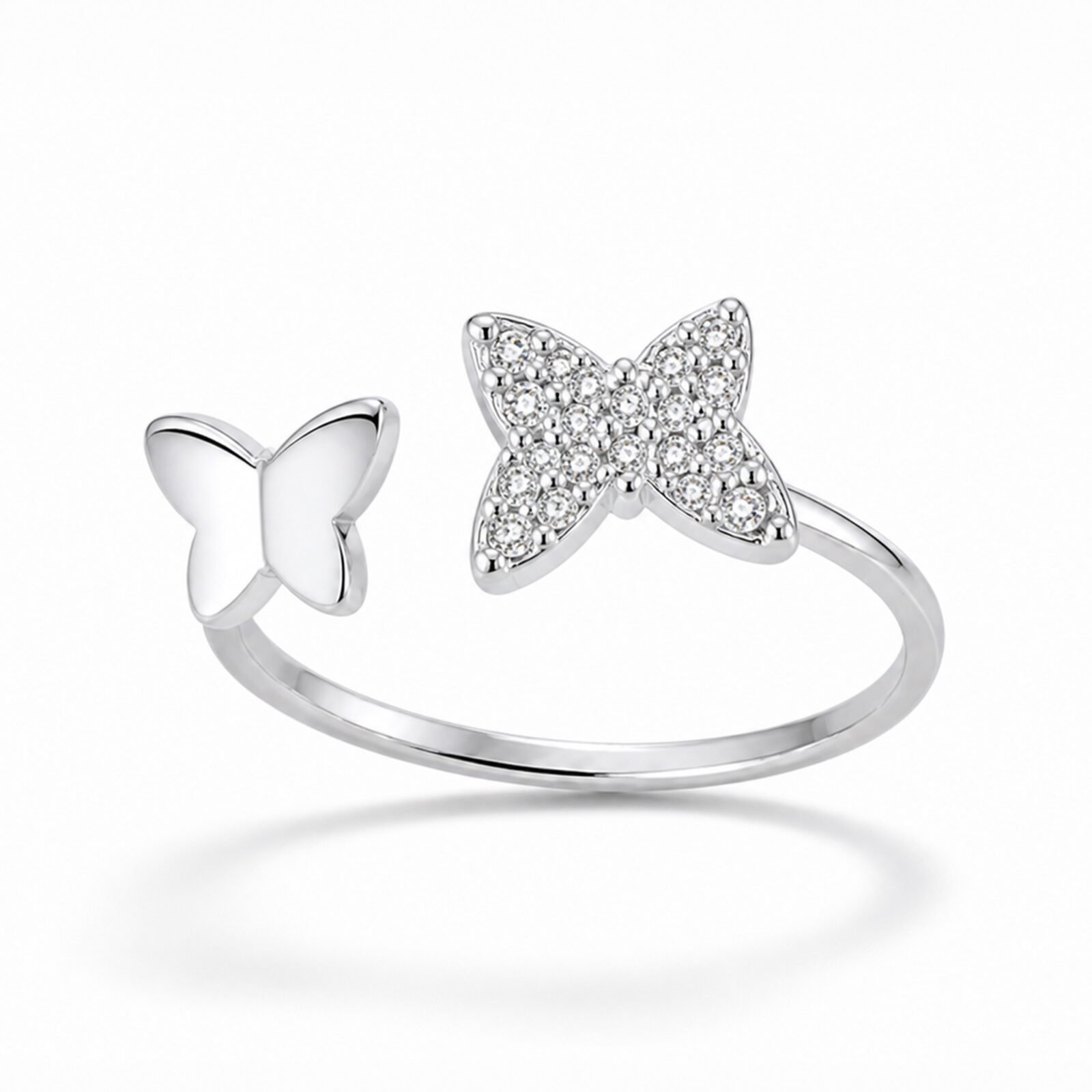 anillo-doble-mariposas-ajustable-plata-925-fondo-blanco Anillo Doble Mariposas Ajustable en plata 925 con mariposas, una lisa y otra con zircones brillantes sobre fondo blanco
