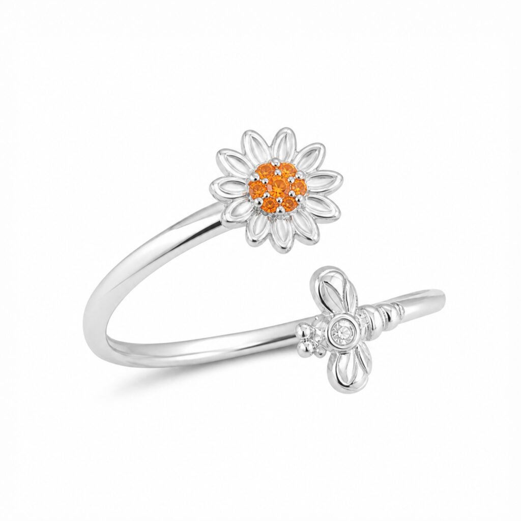 Anillo Girasol en Plata 925 ajustable con abeja diseño delicado en fondo blanco