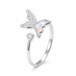 Anillo Mariposa Tornasol Ajustable en plata 925 con efecto iridiscente y circón en fondo blanco