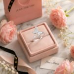 Anillo Mariposa Tornasol Ajustable de plata 925 en caja de joyería con presentación elegante y flores románticas