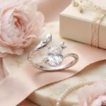 Anillo Serpiente Luna y Estrella en plata 925 con caja de regalo elegante y decoración floral estilo lifestyle