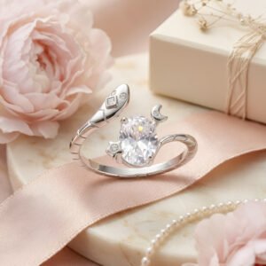 Anillo Serpiente Luna y Estrella en plata 925 con caja de regalo elegante y decoración floral estilo lifestyle