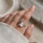 Anillo Serpiente Luna y Estrella de plata 925 en mano de mujer con diseño elegante y detalles brillantes