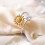 Anillo Sol Brillante Ajustable plata 925 en escena elegante con luz natural y flores