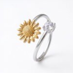 Anillo Sol Brillante Ajustable plata 925 con sol dorado y piedra brillante fondo blanco