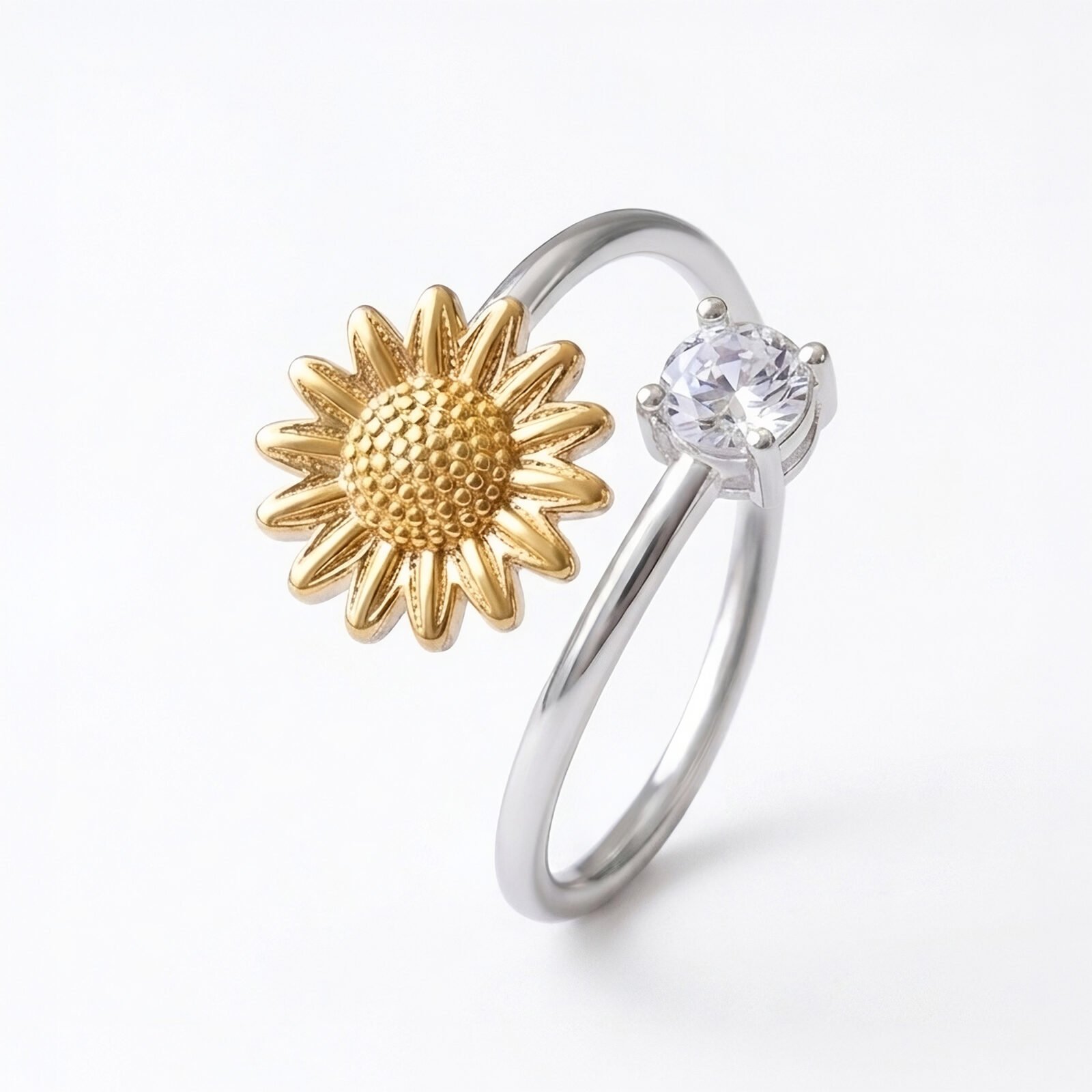 Anillo Sol Brillante Ajustable plata 925 con sol dorado y piedra brillante fondo blanco