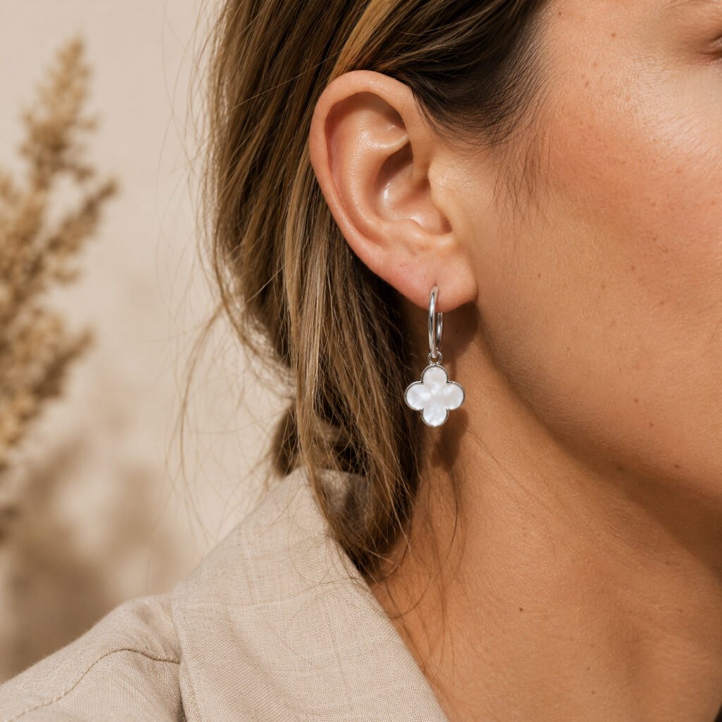 Aros Trébol Nácar Plata 925 en modelo mujer con estética lifestyle beige y luz natural cálida