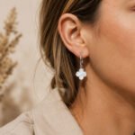 Aros Trébol Nácar Plata 925 en modelo mujer con estética lifestyle beige y luz natural cálida