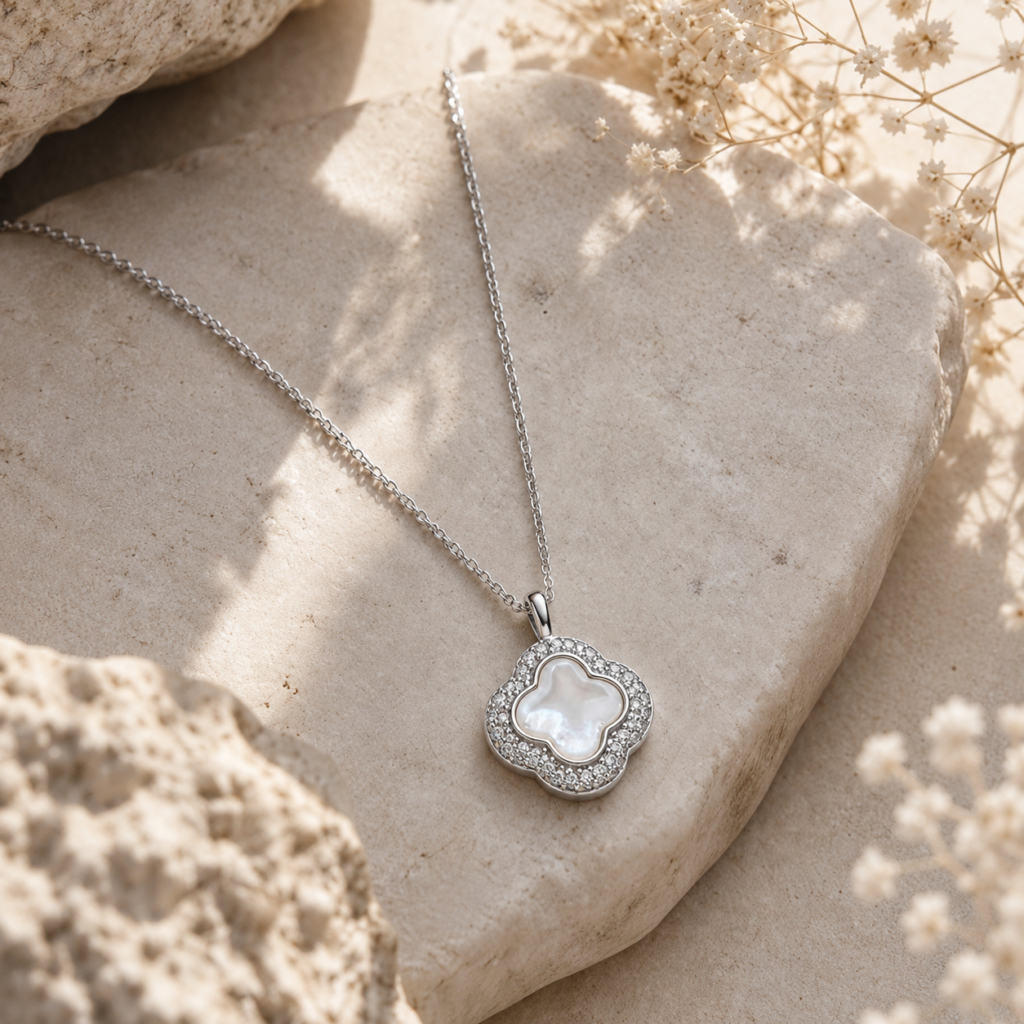 Collar Trébol Nácar Plata 925 mujer elegante con colgante de nácar blanco y detalles brillantes sobre fondo blanco
