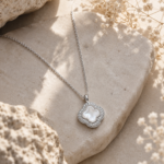 Collar Trébol Nácar Plata 925 mujer elegante con colgante de nácar blanco y detalles brillantes sobre fondo blanco