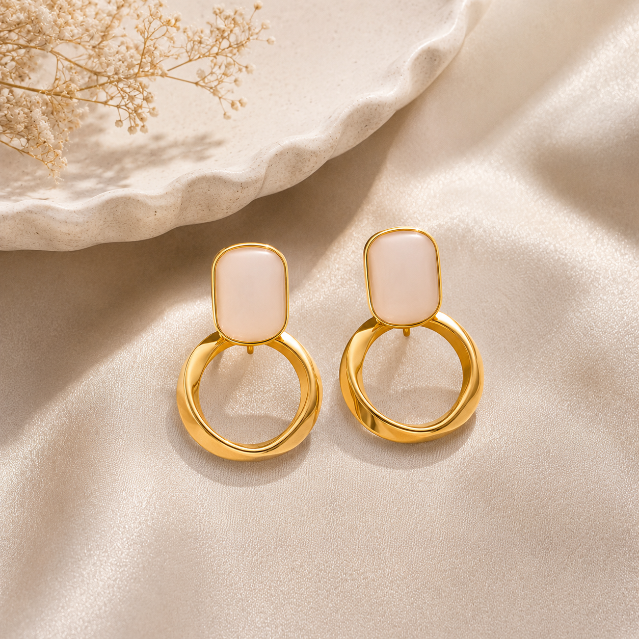 Aros Dorados Mujer Nácar Geométricos | Gold Essential 18K