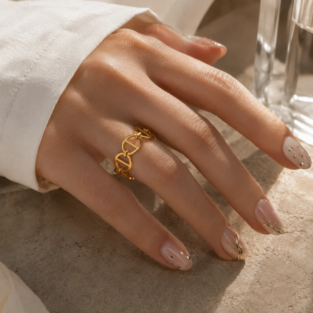 Anillo Dorado Mujer Ajustable utilizado en un look elegante de la colección Gold Essential