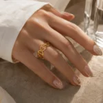 Anillo Dorado Mujer Ajustable utilizado en un look elegante de la colección Gold Essential