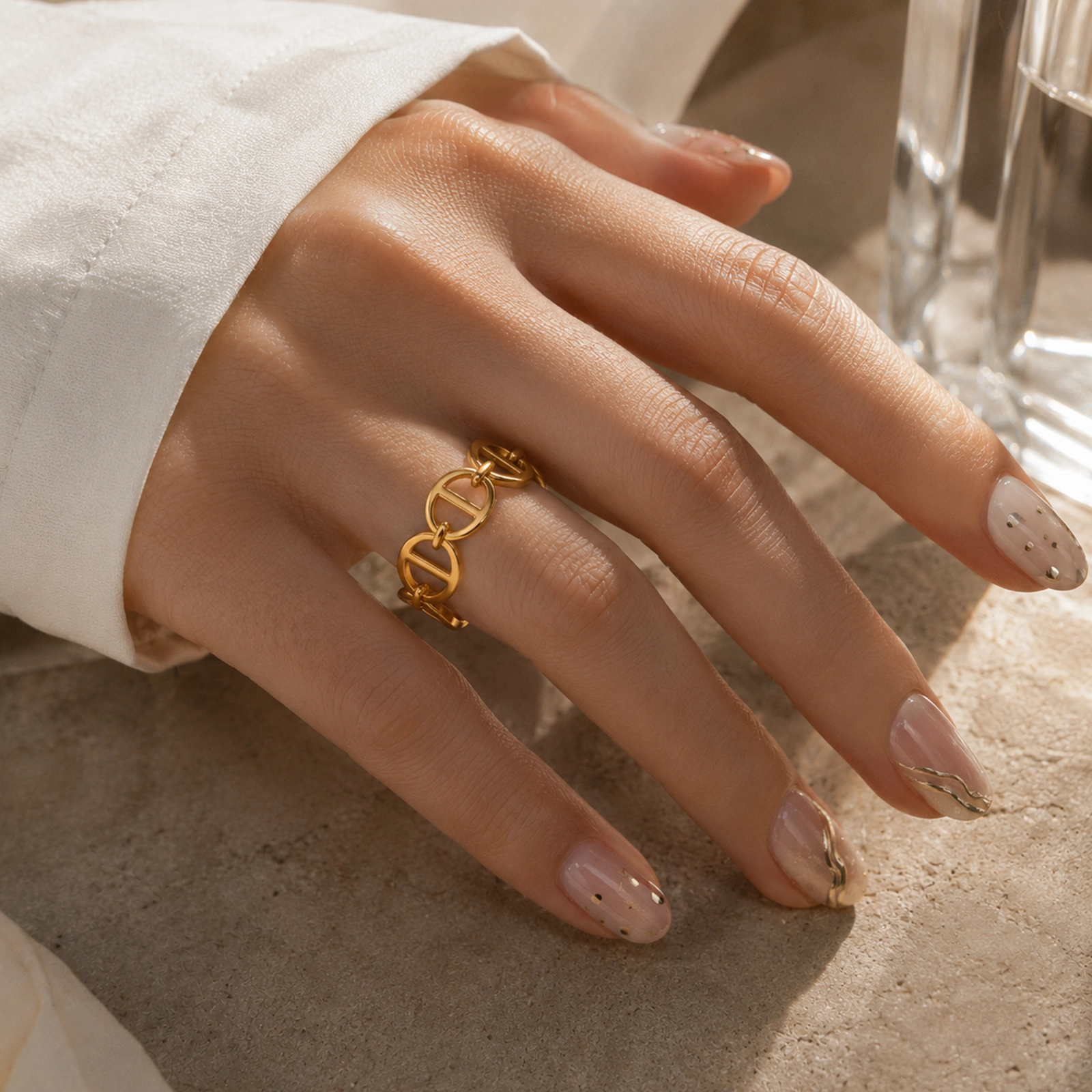 Anillo Dorado Mujer Ajustable utilizado en un look elegante de la colección Gold Essential