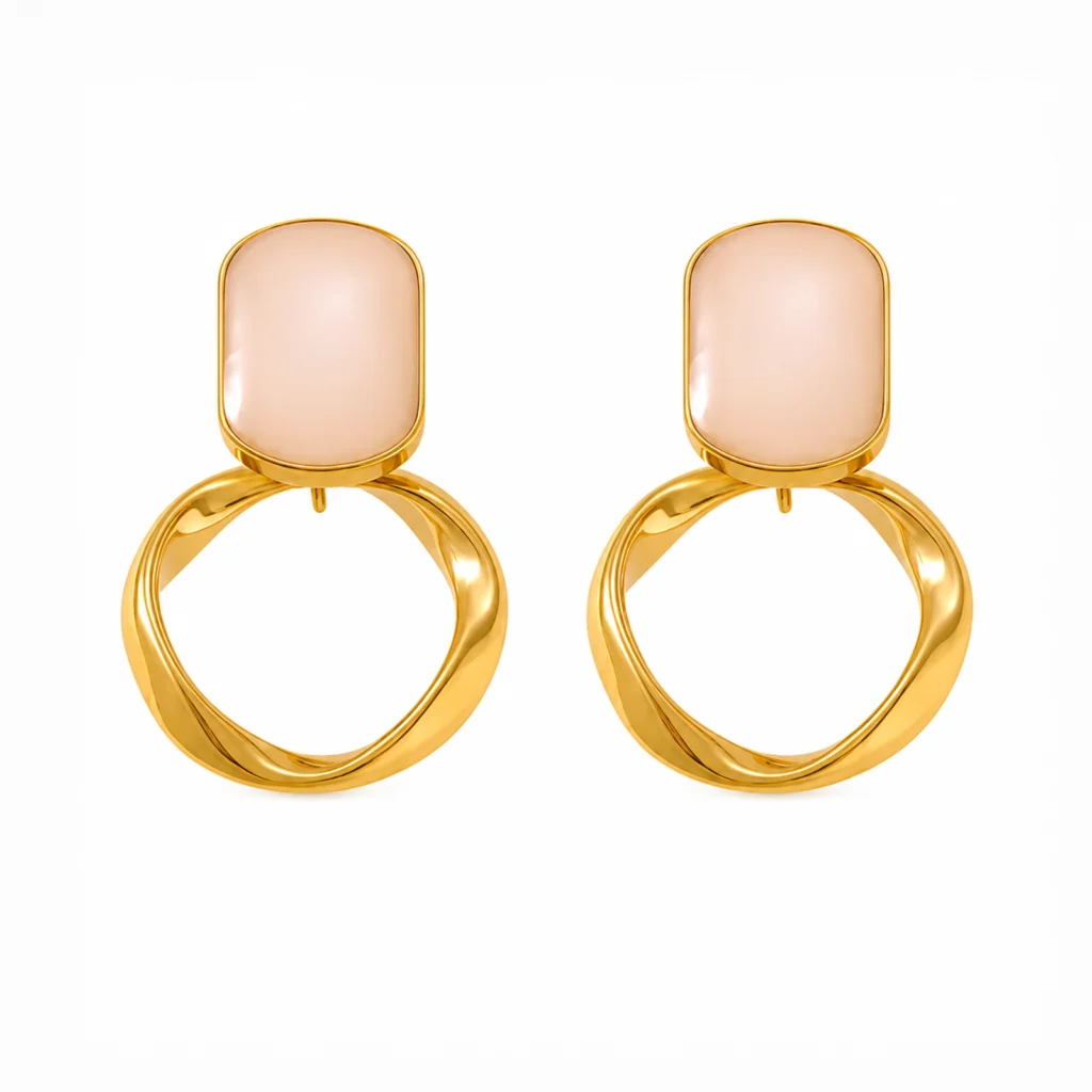 Aros Dorados Mujer con detalle nácar geométrico chapados en Oro 18K con recubrimiento PVD de la colección Gold Essential de Glow Secret.