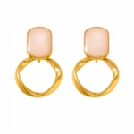 Aros Dorados Mujer con detalle nácar geométrico chapados en Oro 18K con recubrimiento PVD de la colección Gold Essential de Glow Secret.